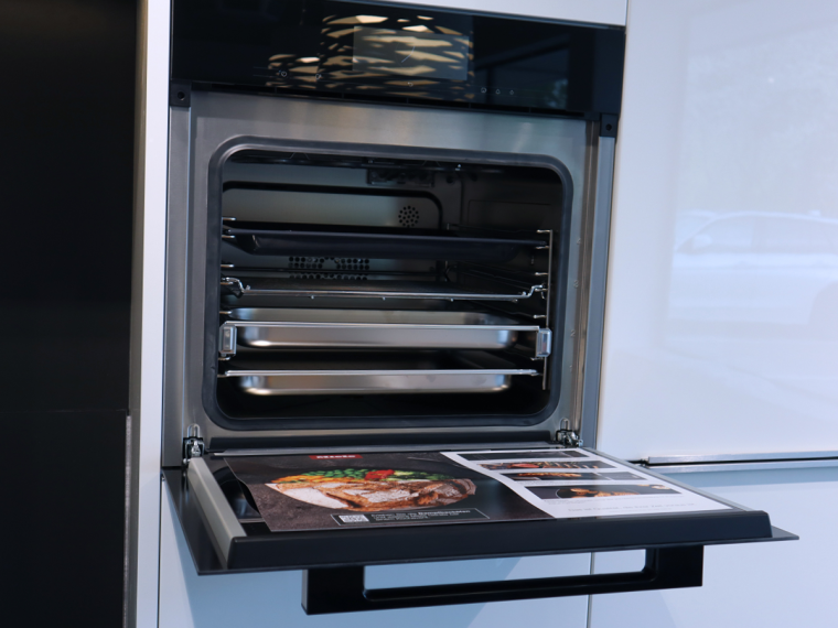 Häcker Einbauküche L-Form mit separater Schrankwand & Elektrogeräten - M3