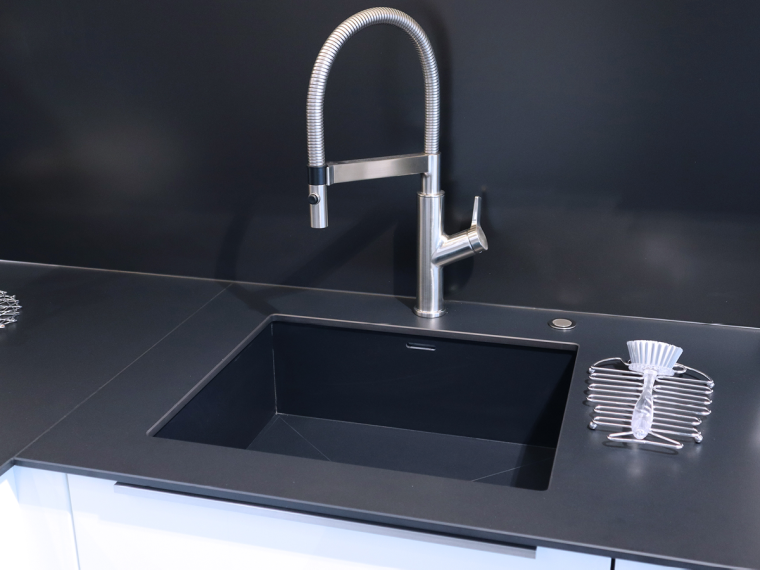 Häcker Einbauküche L-Form mit separater Schrankwand & Elektrogeräten - M3