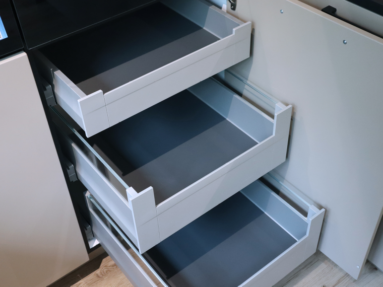 Häcker Einbauküche mit Sitzgelegenheit & Elektrogeräten - M4