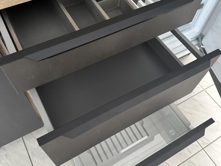 moderne Einbauküche mit dunkler Front, Umfeld Absetzung in Holzoptik