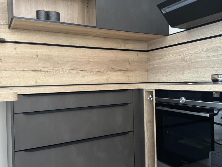 moderne Einbauküche mit dunkler Front, Umfeld Absetzung in Holzoptik