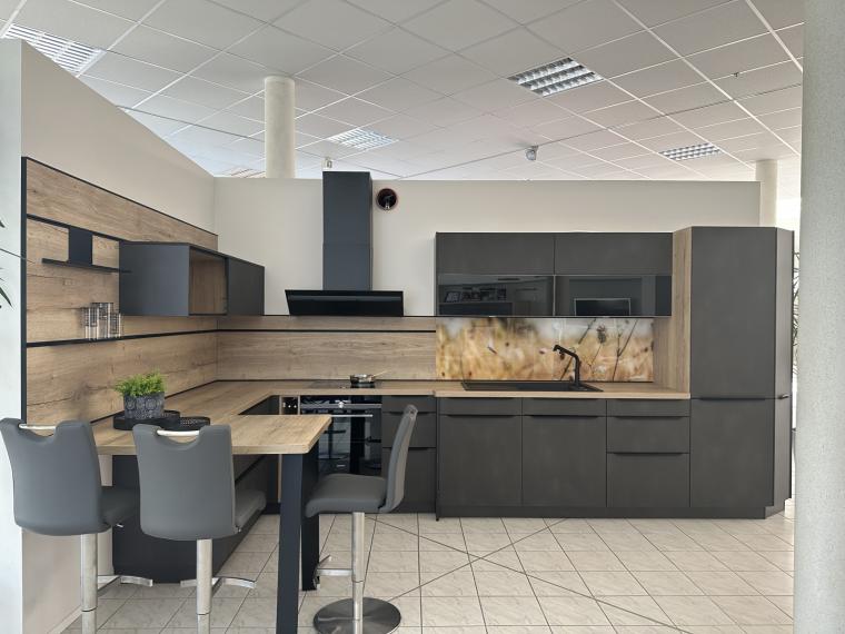 moderne Einbauküche mit dunkler Front, Umfeld Absetzung in Holzoptik