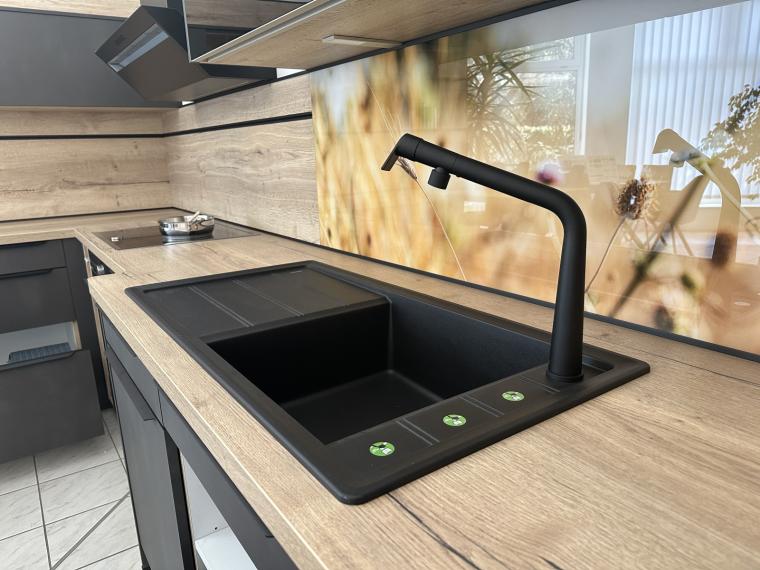moderne Einbauküche mit dunkler Front, Umfeld Absetzung in Holzoptik