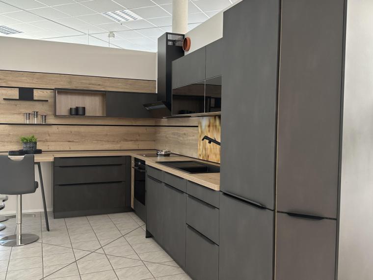 moderne Einbauküche mit dunkler Front, Umfeld Absetzung in Holzoptik