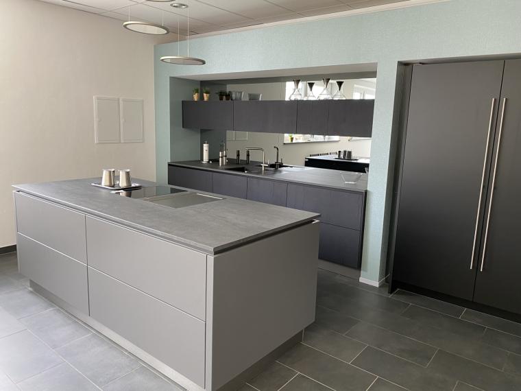 moderne Küche mit Spiegelrückwand