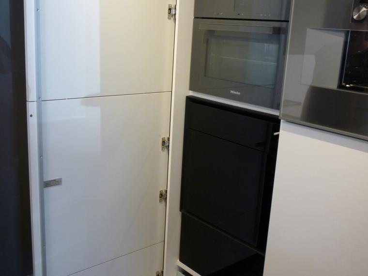 Formschöne Musterküche von Leicht, mit elegantem Griff, ohne Geräte