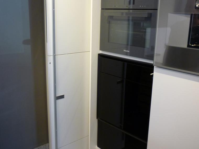 Formschöne Musterküche von Leicht, mit elegantem Griff, ohne Geräte