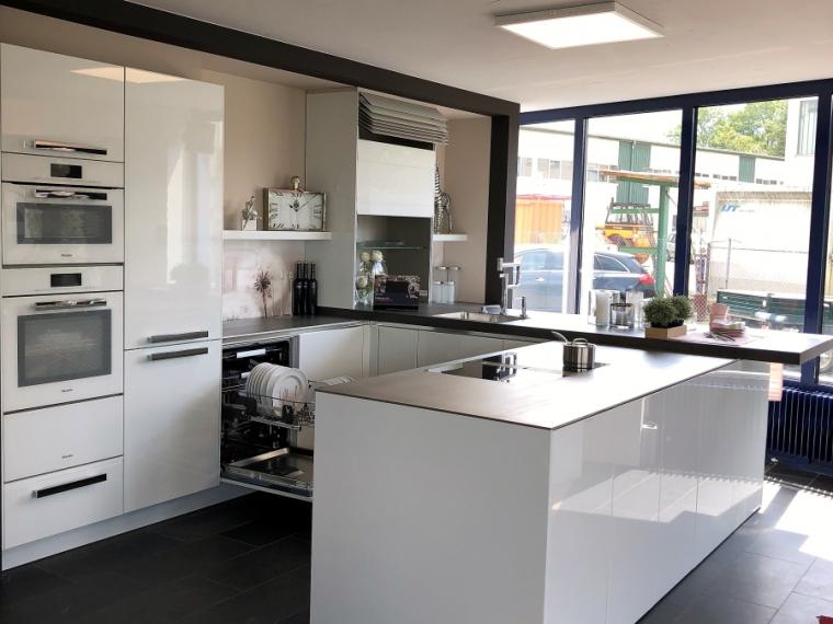 Moderne grifflose Küche in brillantweiss Hochglanzlack mit Miele Apparaten