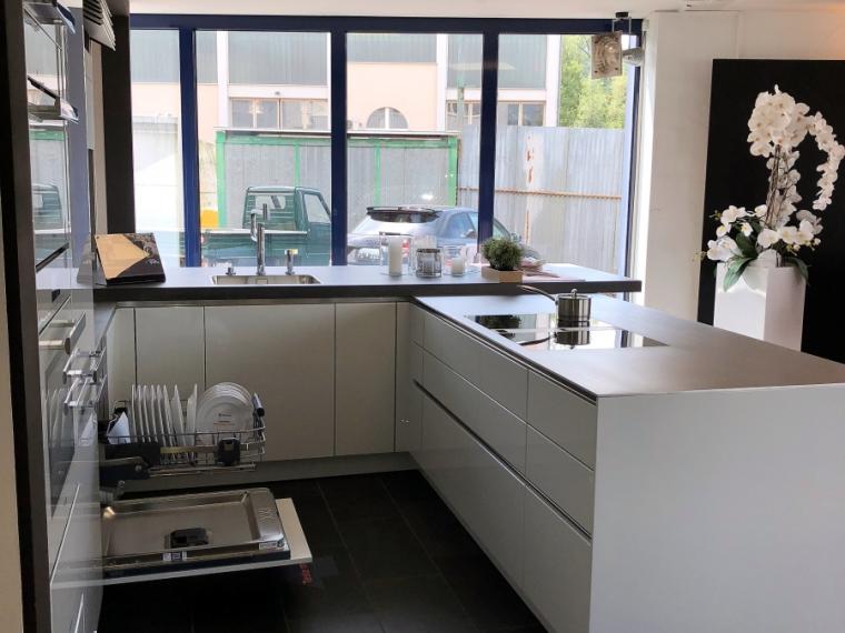 Moderne grifflose Küche in brillantweiss Hochglanzlack mit Miele Apparaten