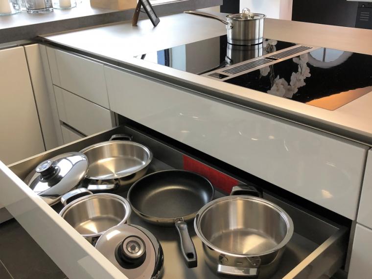 Moderne grifflose Küche in brillantweiss Hochglanzlack mit Miele Apparaten