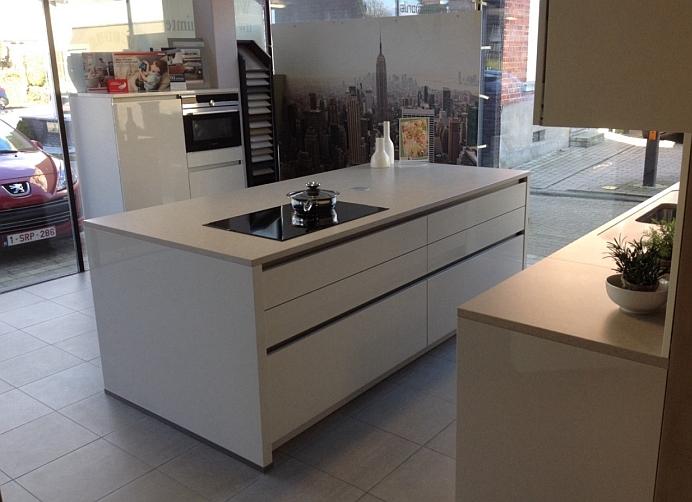 Mooie, grote designkeuken met eiland