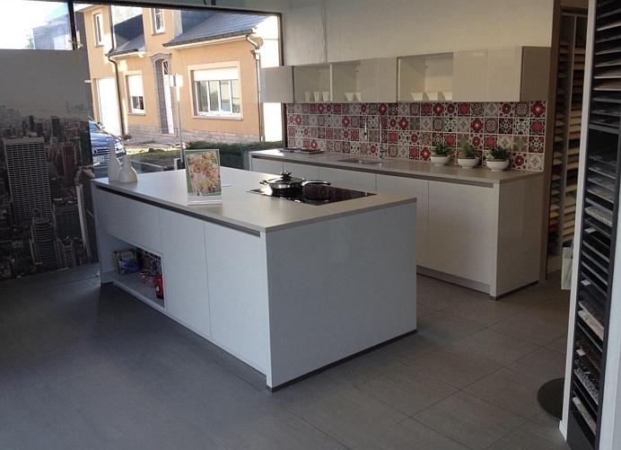 Mooie, grote designkeuken met eiland