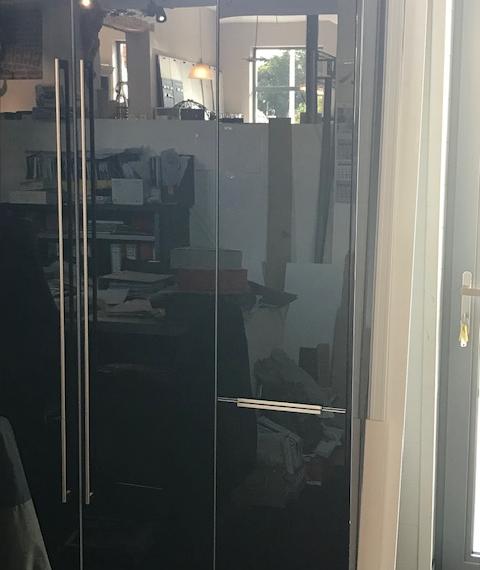 Mooie vleugelkast in glas braam kleur
