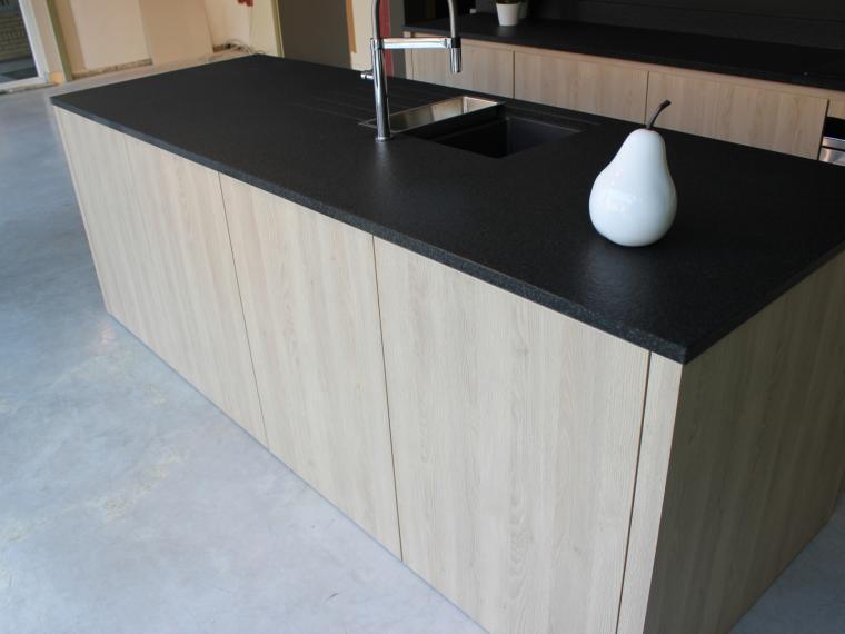 Moderne houten keuken met granieten werkblad