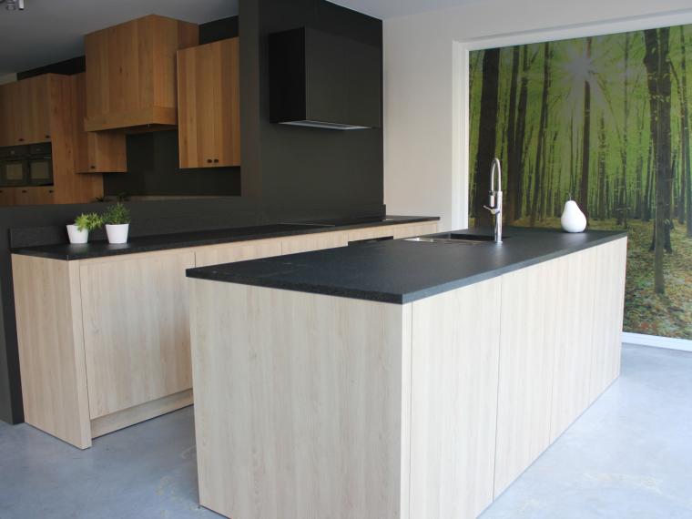Moderne houten keuken met granieten werkblad