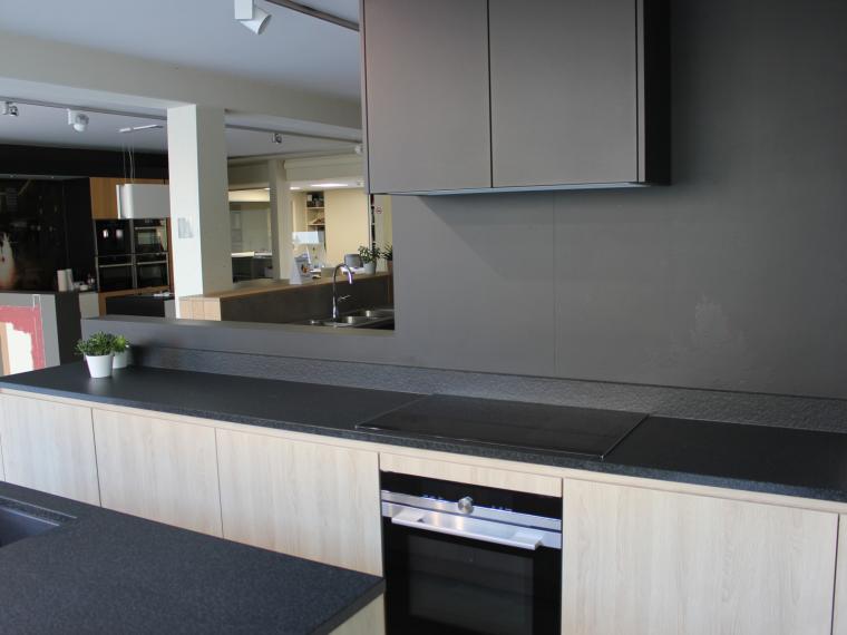 Moderne houten keuken met granieten werkblad