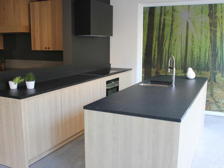 Moderne houten keuken met granieten werkblad