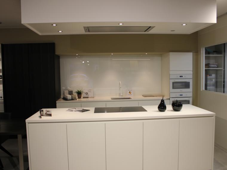Strakke witte keuken