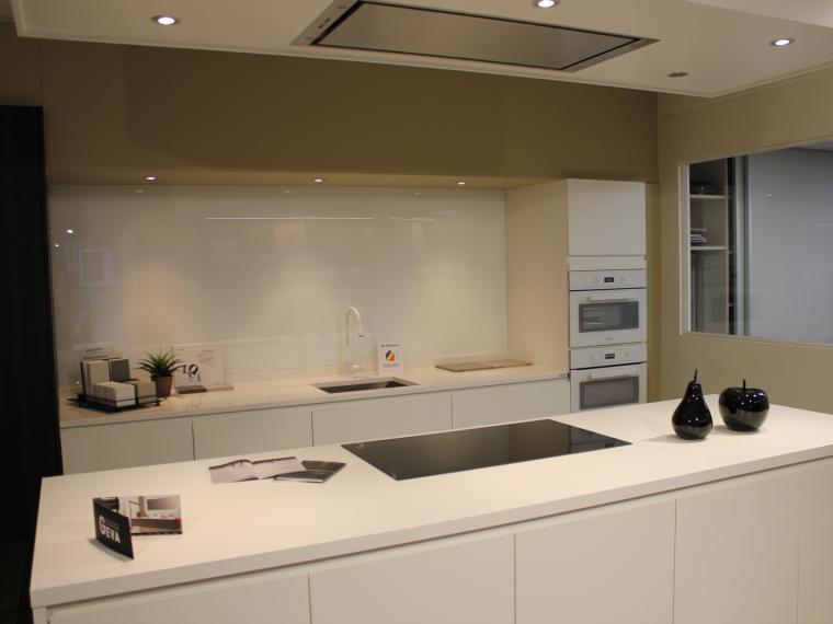 Strakke witte keuken