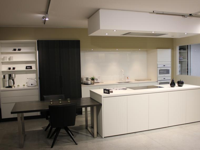 Strakke witte keuken