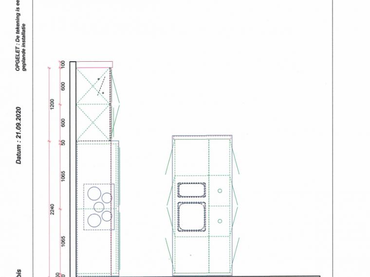 Keuken in houtstructuur melamine met contrasterend werkblad in composiet.