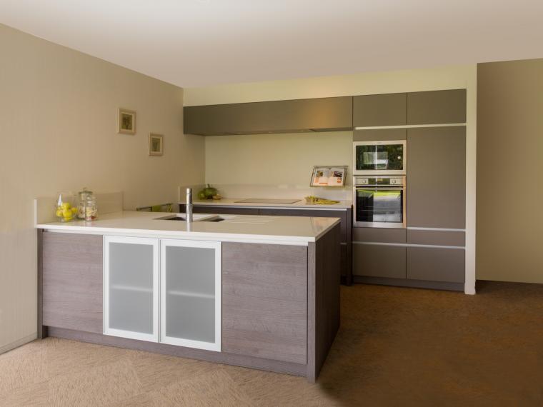Keuken in houtstructuur melamine met contrasterend werkblad in composiet.