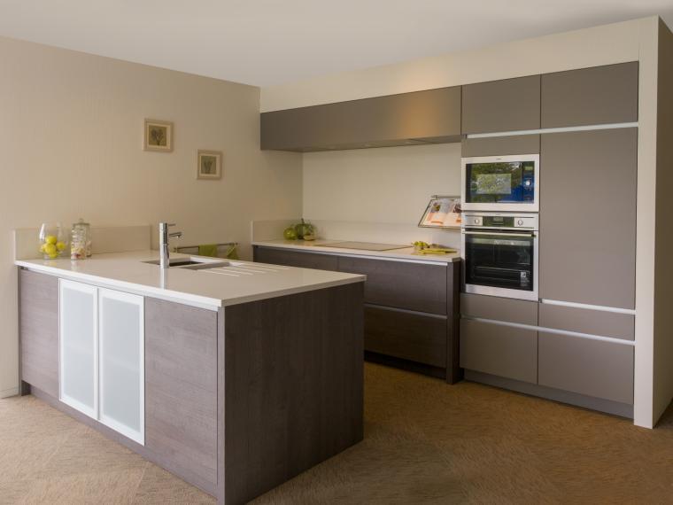 Keuken in houtstructuur melamine met contrasterend werkblad in composiet.