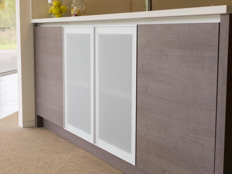 Keuken in houtstructuur melamine met contrasterend werkblad in composiet.
