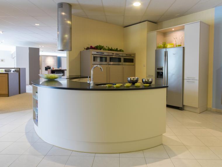 Loftkeuken met een halvemaanvormig eiland