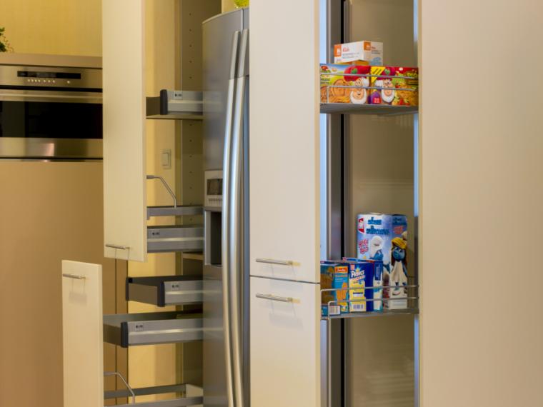 Loftkeuken met een halvemaanvormig eiland