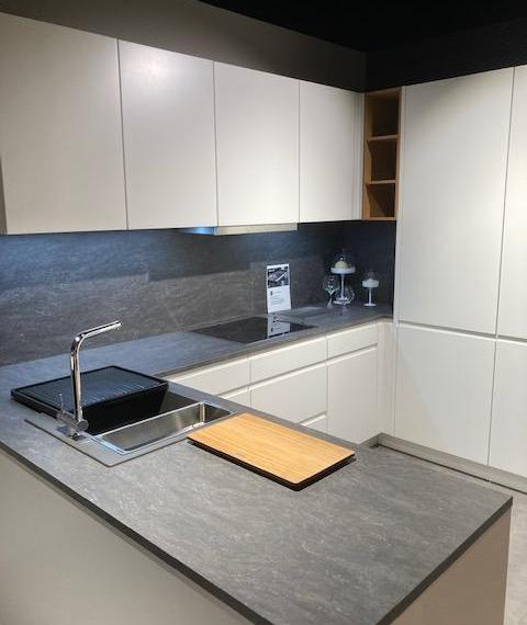 Moderne keuken in witte lak