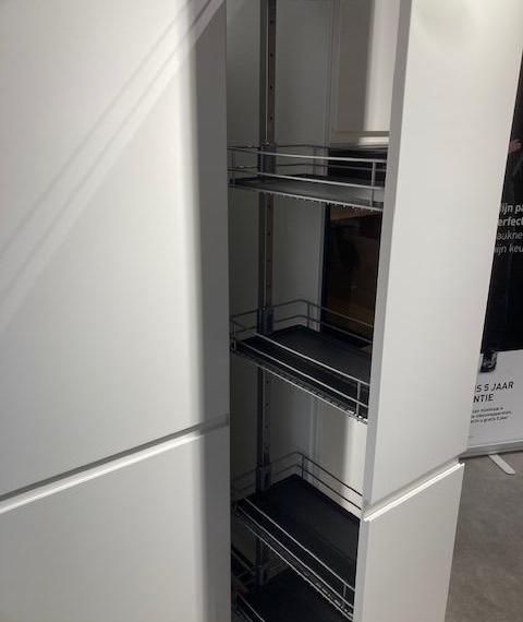Moderne keuken in witte lak