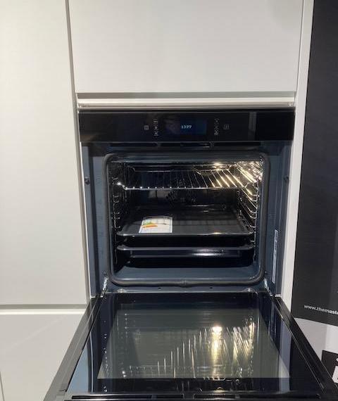 Moderne keuken in witte lak