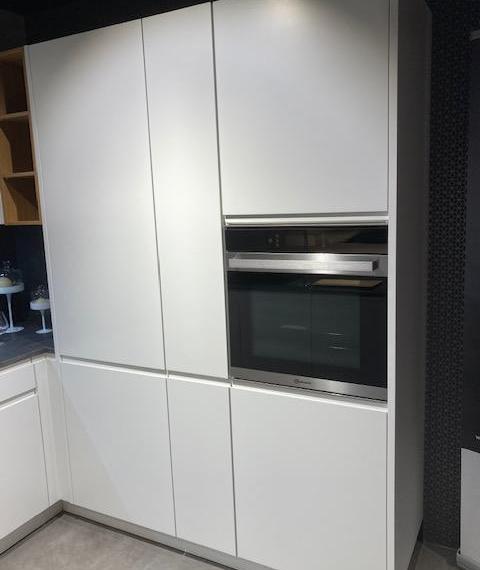 Moderne keuken in witte lak