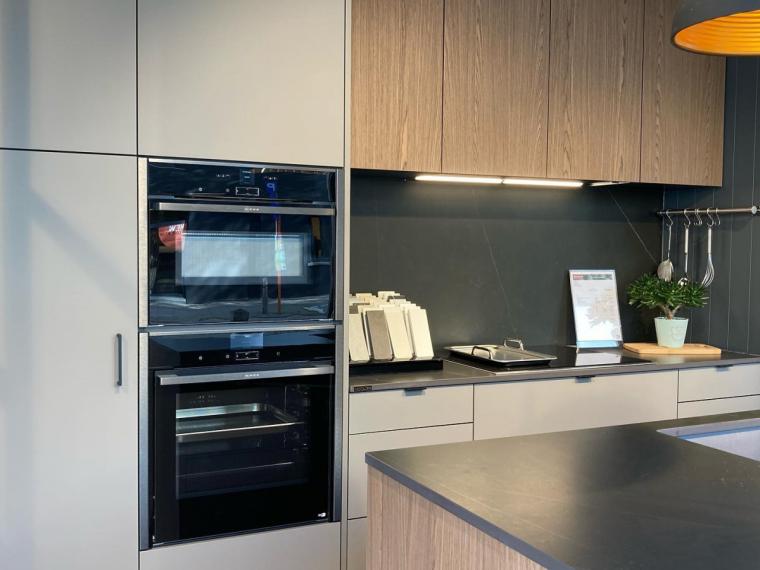 Fusion keuken combinatie met notelaarfineer, Fenixlaminaat en Neolith