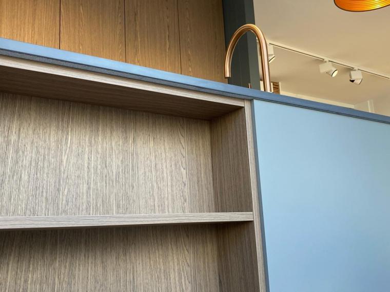 Fusion keuken combinatie met notelaarfineer, Fenixlaminaat en Neolith