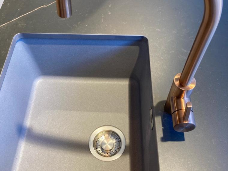 Fusion keuken combinatie met notelaarfineer, Fenixlaminaat en Neolith
