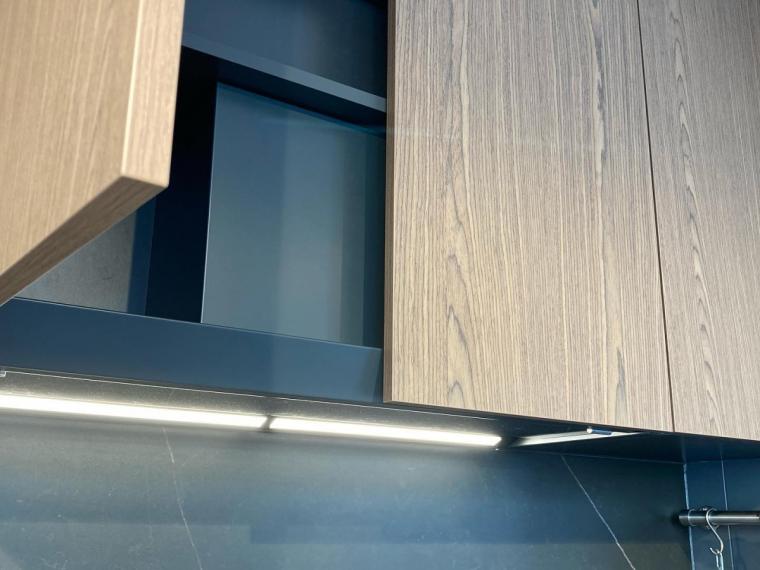 Fusion keuken combinatie met notelaarfineer, Fenixlaminaat en Neolith