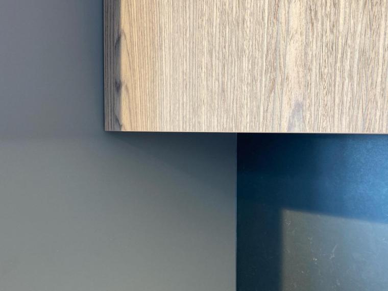 Fusion keuken combinatie met notelaarfineer, Fenixlaminaat en Neolith