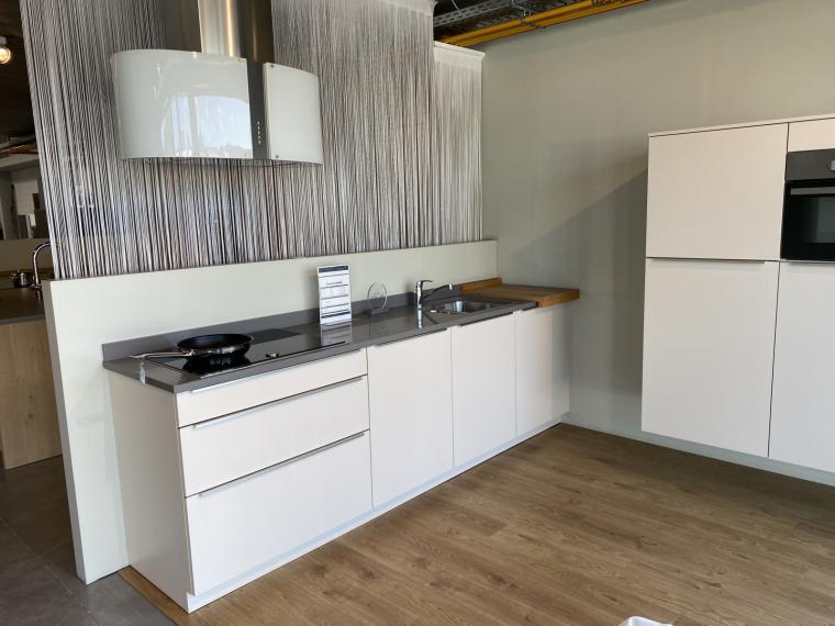 Moderne keuken met opleggreep