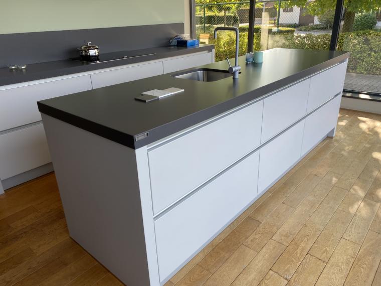 Strakke moderne keuken met kookeiland