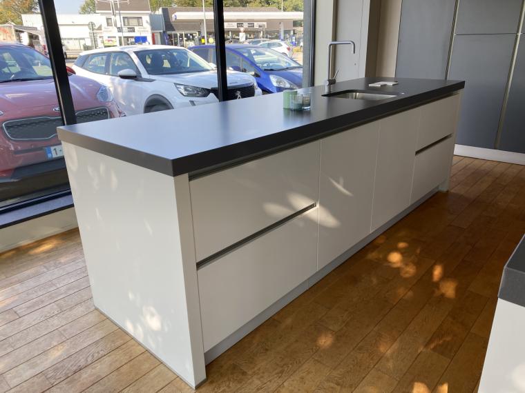 Strakke moderne keuken met kookeiland