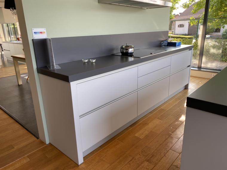 Strakke moderne keuken met kookeiland