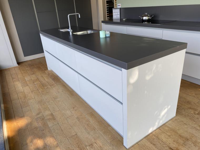 Strakke moderne keuken met kookeiland