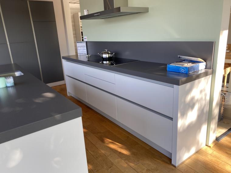 Strakke moderne keuken met kookeiland