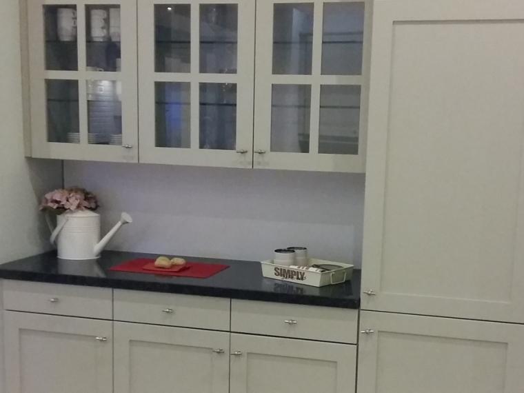 Belgische massief eik gelakte keuken met kaderdeur en composiet werkblad