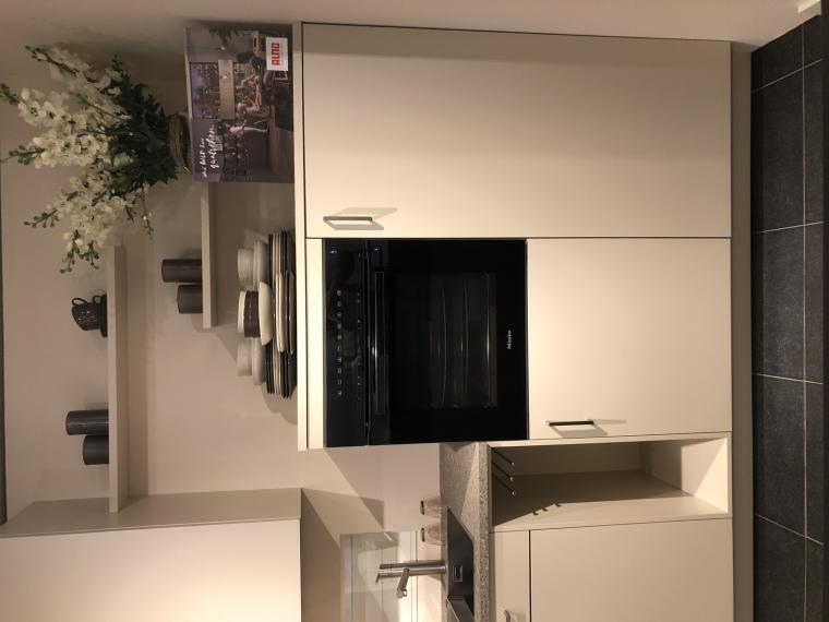 Tijdloze witte Alno keuken