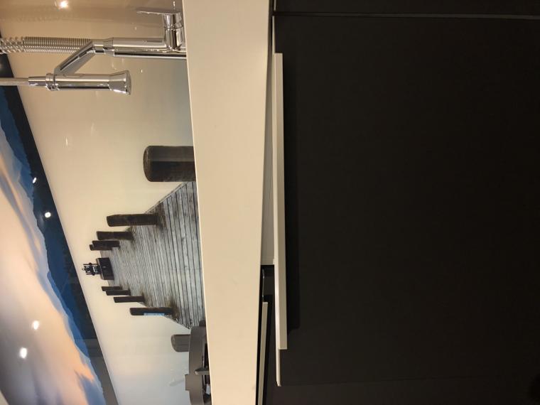 Moderne mat zwarte keuken