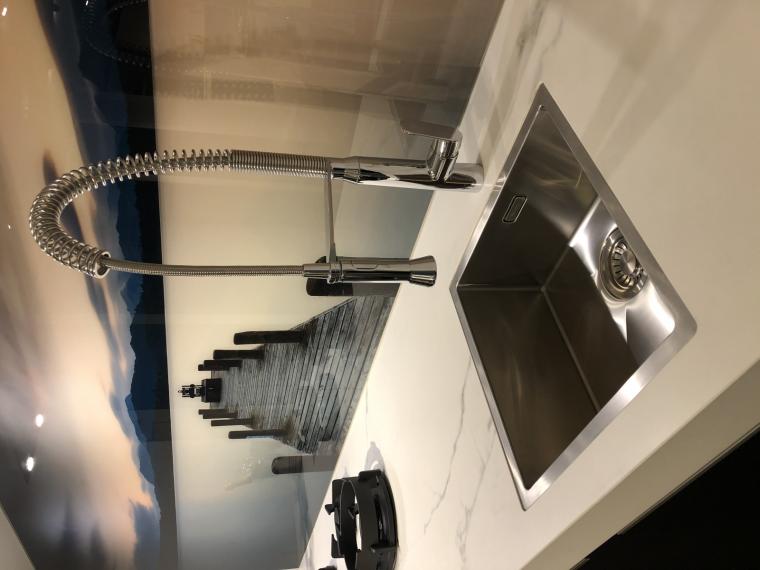 Moderne mat zwarte keuken