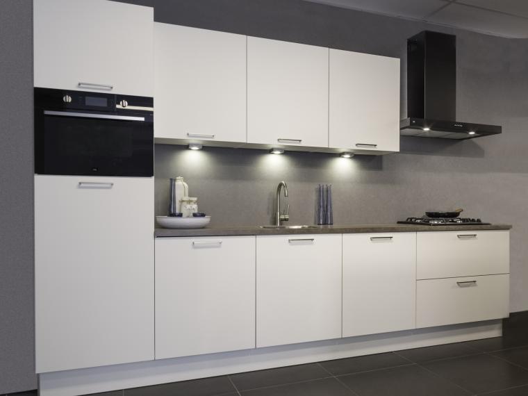 keuken 330 cm in wit mat lak met rvs greep.
